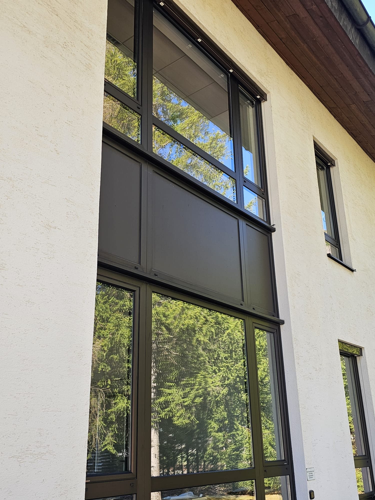 Saubere Glasfassade nach der Fensterreinigung